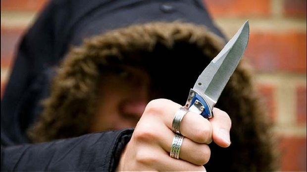 Ultima oră! Un adolescent de 14 ani a fost &icirc;njunghiat &icirc;n plină stradă