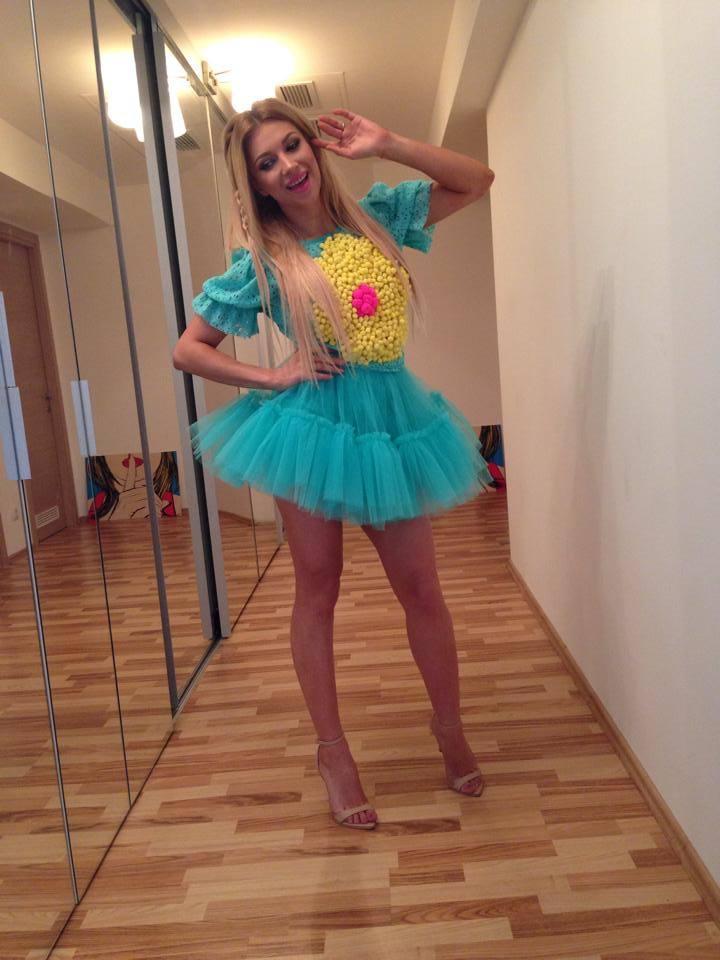 Poate şi aşa! De 1 Mai, Lora a făcut furori c&acirc;nt&acirc;nd muzică populară