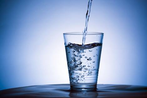 Dacă ai fi ştiut până acum... Ce se întâmplă dacă bei zilnic un pahar cu apă pe stomacul gol!