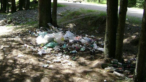 Petrecăreții pleacă, gunoiul răm&acirc;ne! Munți de mizerie după distracția de 1 Mai