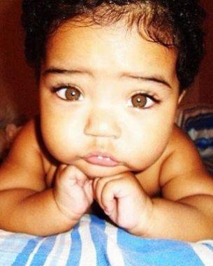 FOTO: Nu recunoşti nici &icirc;ntr-o mie de ani! Privirea inocentă din copilărie, &icirc;nlocuită cu dezmăţul total! Cine ar putea fi?