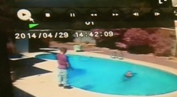 Gest ŞOCANT! Şi-a aruncat copilul de doi ani &icirc;n piscină, ca să &icirc;i dea o lecţie