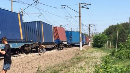Un tren de pasageri şi unul de marfă s-au ciocnit:  Cel puţin cinci persoane au murit şi alte c&acirc;teva zeci sunt rănite grav