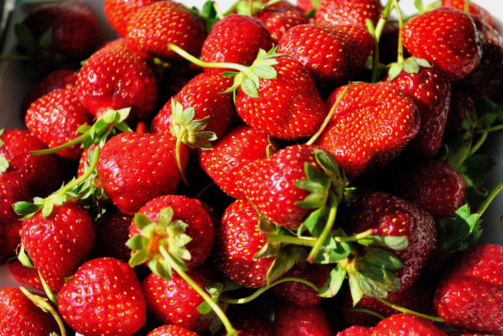 Yummy-yummy: Au apărut căpşunile rom&acirc;nești!