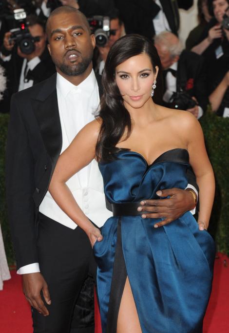 Kanye West o aduce la nuntă pe artista preferată a lui Kim Kardashian
