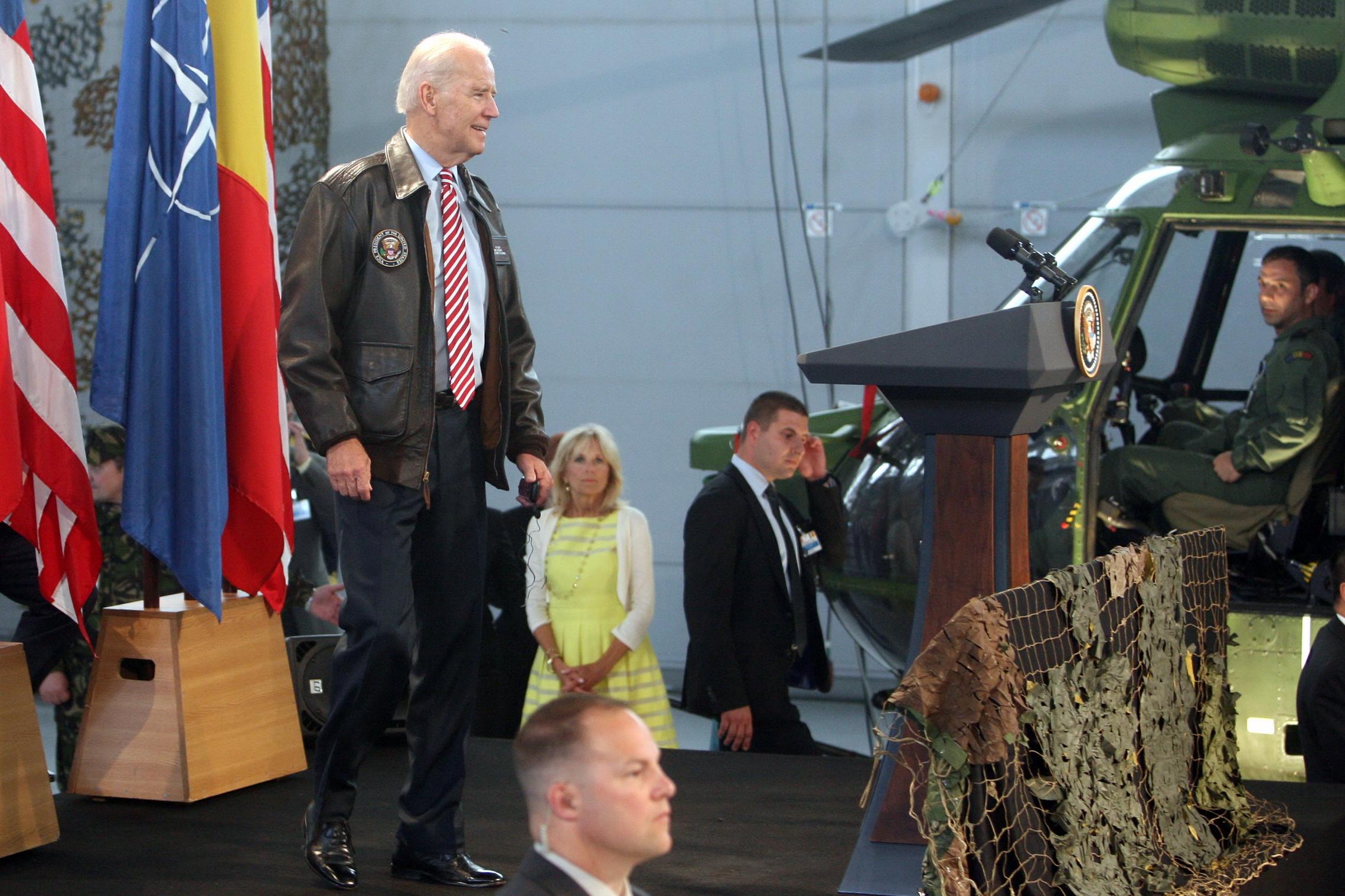 Joe Biden şi soţia sa, la plimbare prin Bucureşti!