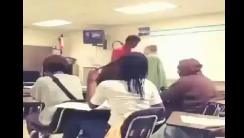 REVOLTĂTOR! Uite ce îi face un elev profesoarei, chiar în clasă!