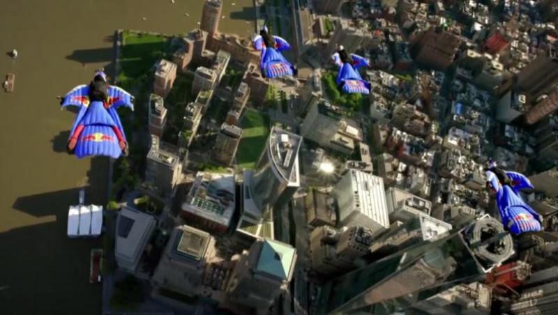 VIDEO Uluitor! Oamenii-pasăre există! Skydiveri plutind pe cerul orașului New York