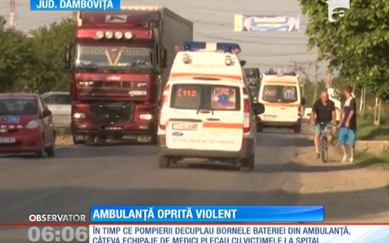 Salvatorii s-au transformat &icirc;n victime! O ambulanţă a fost spulberată