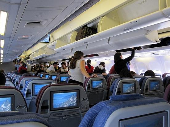 Rezultatul surprinzător al testelor făcute &icirc;n AVIOANE! Care este cel mai murdar loc