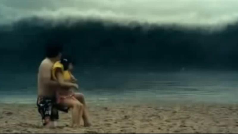 Imagini care par desprinse din filmele de GROAZĂ! Făceau plajă, când un val APOCALIPTIC a apărut de nicăieri