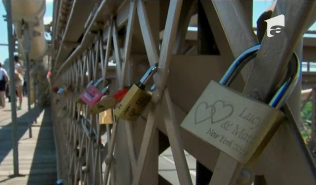 &Icirc;ndrăgostiți, atenție! Lacătele iubirii, coşmarul autorităţilor din New York