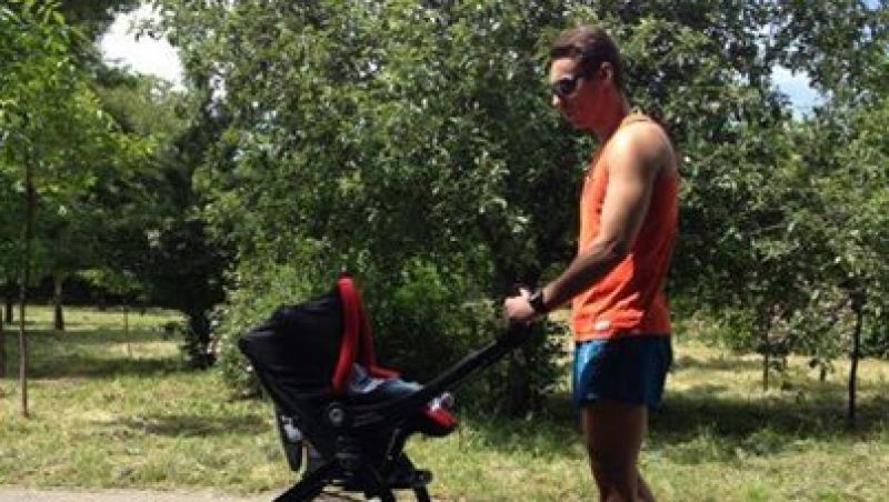 Mircea Badea schimbă scutece și merge cu băiețelul său la plimbare