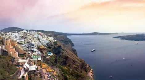 Insula greceasca Santorini: plaje multicolore si cetati antice