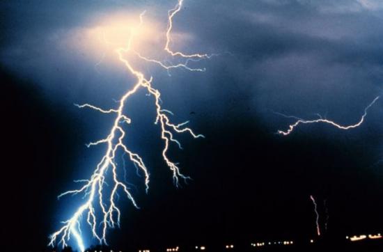 Imagini SF! Trăznetul a lovit cel mai &icirc;nalt turn din Londra