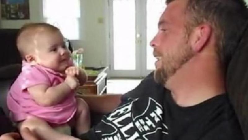 VIDEO de milioane de vizualizări! Te topești când o auzi: O fetiţă de doar două luni îi spune tatălui 