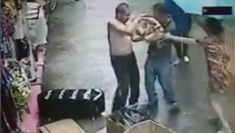 Salvare miraculoasă în China: Un bebeluș care a căzut de la etajul doi, prins în brațe de un trecător