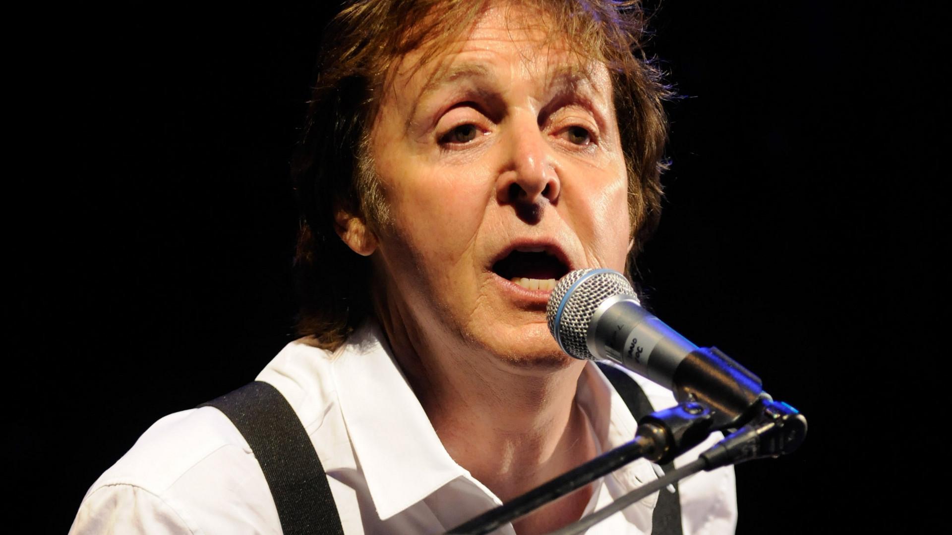 A &icirc;nvins boala: Paul McCartney se simte mai bine