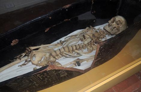 Istoricilor nu le-a venit să creadă când au descoperit AL CUI este acest schelet