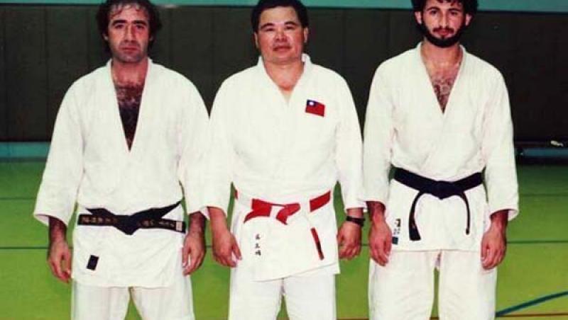 bin Laden (dreapta), alături de colegii de la judo