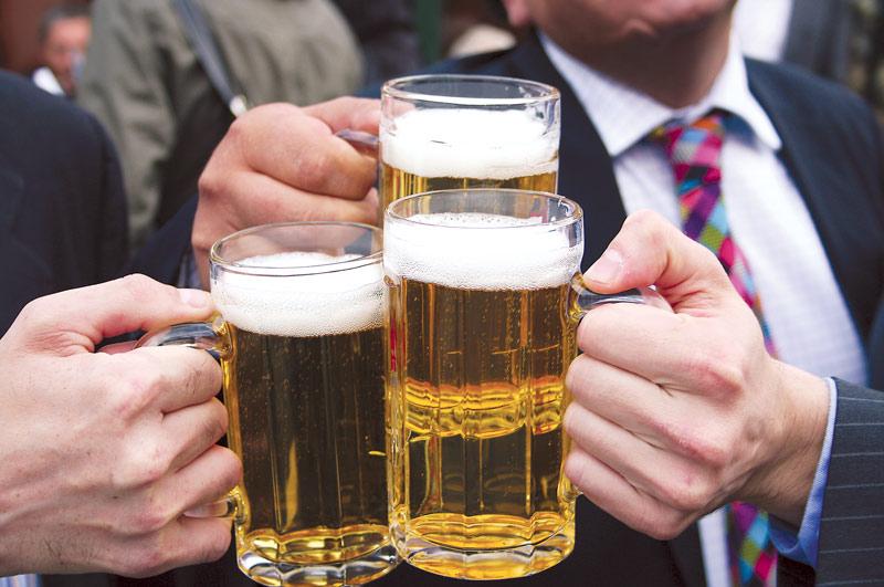 O consumi frecvent, dar habar n-ai c&acirc;t e de periculoasă! Berea ne poate afecta grav sănătatea!