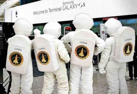Microsoft ironizează terminalul Galaxy S5 din aeroportul Heathrow