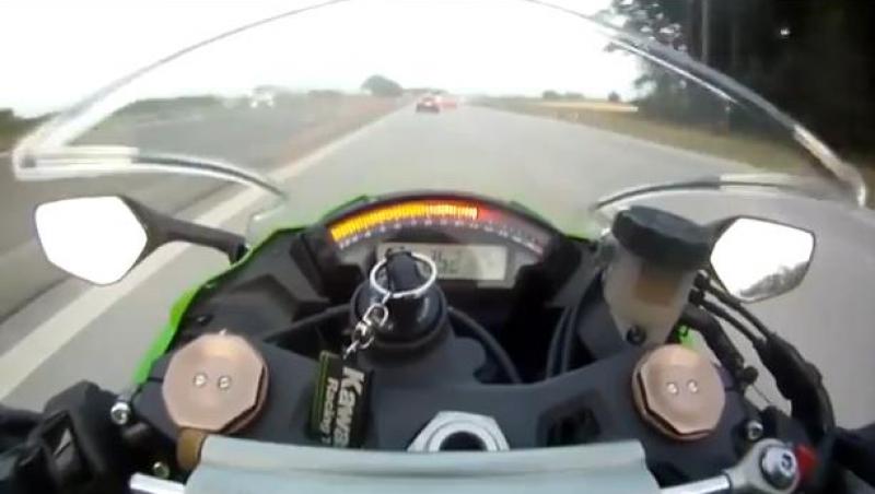 Cine-ar fi crezut? O motocicletă care merge cu 300 la oră, depăşită de o maşină de familie