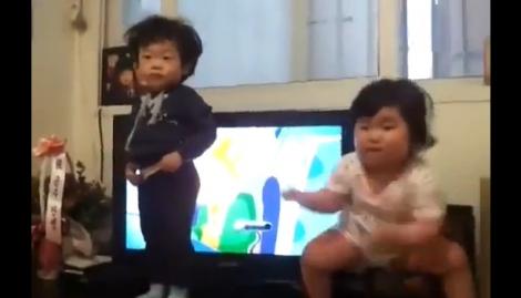 VIDEO! Dansul lor este fantastic! Doi copilași au reinventat "Gangnam style"!