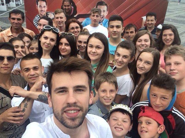 Cum să nu te motiveze? Florin Ristei, selfie &icirc;n mijlocul tinerilor care vor să participe la X Factor