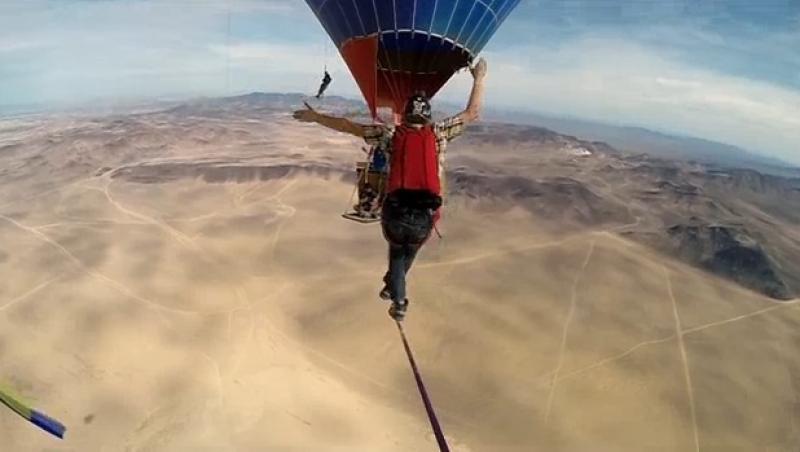 VIDEO: ÎȚI TAIE RĂSUFLAREA! Bărbatul acesta merge pe o SFOARĂ ținută de două baloane! ÎN AER!