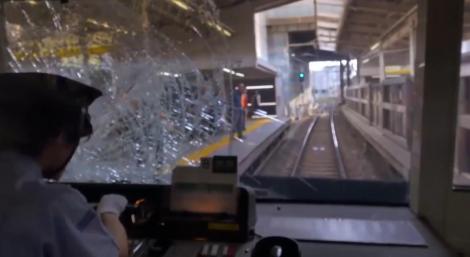 VIDEO ŞOCANT! Un bărbat s-a aruncat în faţa metroului. Impactul, surprins de camerele video din tren!