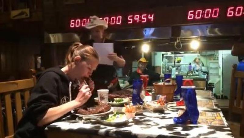 VIDEO! O femeie a mâncat patru kilograme de friptură în timp record