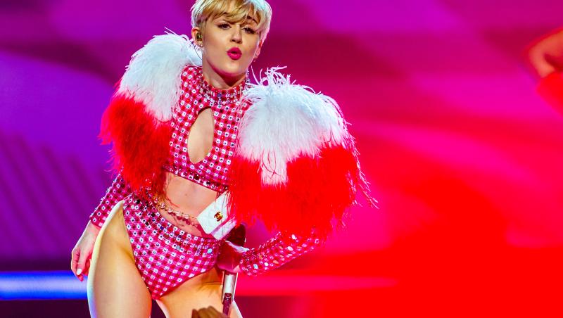 Miley Cyrus, îmbrăcată numai în... bandă adezivă: Imagini scandaloase!