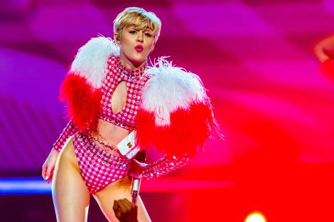 Miley Cyrus, îmbrăcată numai în... bandă adezivă: Imagini scandaloase!