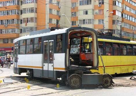 Un TRAMVAI "41" s-a rupt în două!