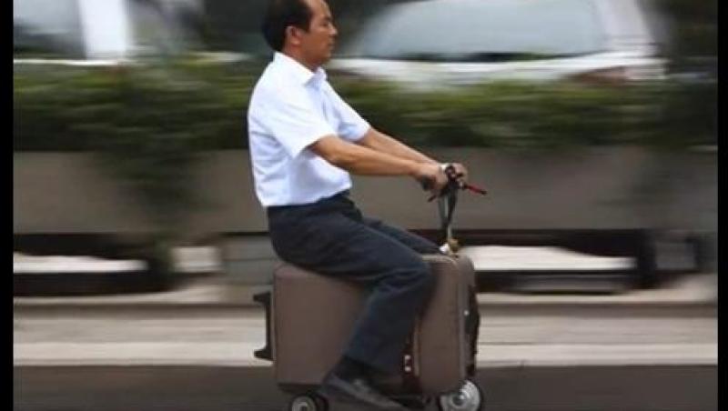 VIDEO! Scuterul-valiză, soluţia unui chinez pentru aglomeraţia din trafic