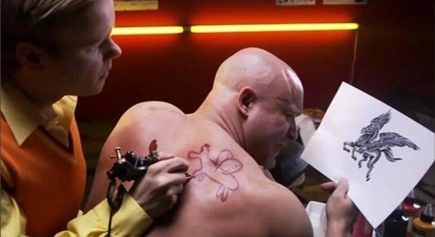 Așa cevaaa! A vrut să aibă cel mai smecher tatuaj, însă a ajuns DE RÂSUL LUMII!