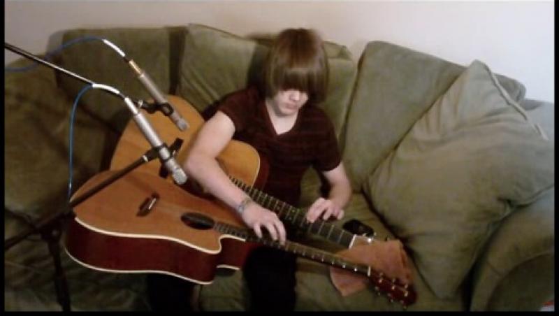 Cât talent să ai? Un băiat reușește să cânte la două chitare în același timp