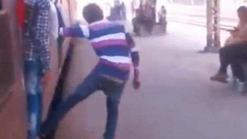 VIDEO ŞOCANT! A vrut să-şi impresioneze prietenii, dar a murit călcat de tren