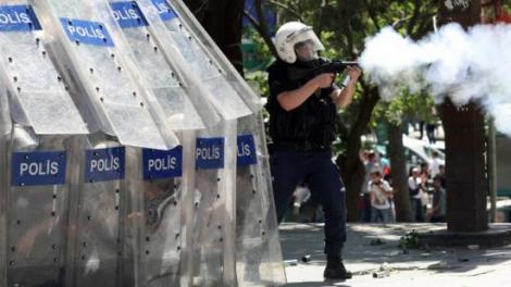 VIOLENŢE LA ISTANBUL: Poliţia foloseşte gaze lacrimogene