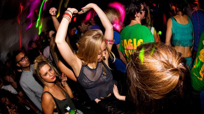 Distracţie pe rupte &icirc;n mini vacanţa de 1 mai! Fetele frumoase, seduse cu bancnota