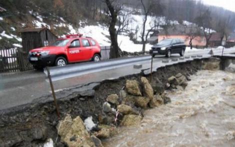 Mii de oameni se tem de furia apelor. În Banat, Oltenia şi nordul Munteniei plouă de aproape 24 de ore