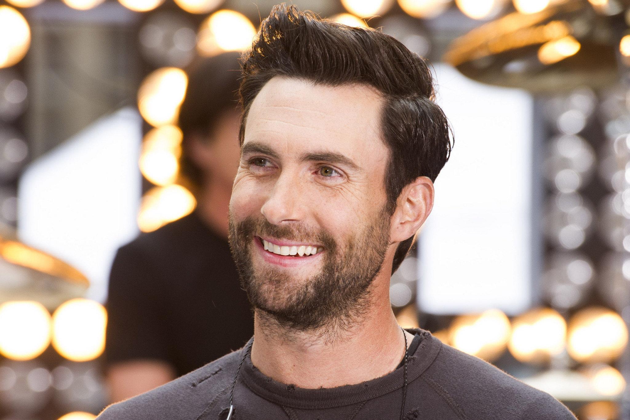 Surpriză! Adam Levine, solistul trupei Maroon 5, şi-a vopsit părul blond platinat