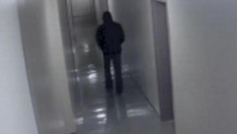 VIDEO! N-o să-ţi vină să crezi ce păţeşte un bărbat pe holul unui spital