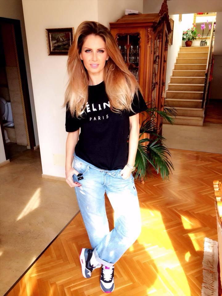 Andreea Bănică nu a scăpat de moda selfie-urilor: Uite imaginea de zeci de mii de like-uri!