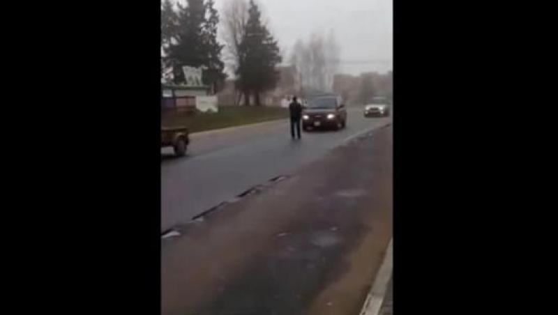 VIDEO! Ce a păţit un bărbat după ce a făcut autostopul
