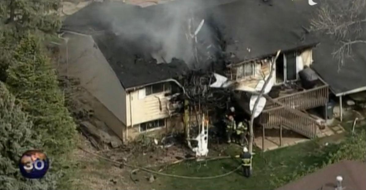 Aterizare ca-n filme! Un mic avion de turism s-a prăbuşit peste o casă