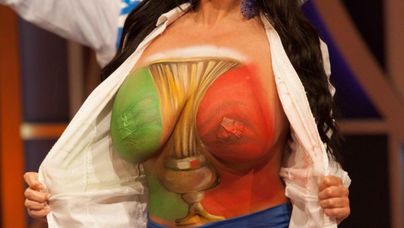 Galerie FOTO +18! Body painting-ul nu a fost niciodată mai artistic: Pe bustul ei generos, culorile se îmbină PERFECT!