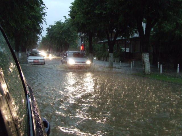 Rom&acirc;nia, 2014. Mai multe apartamente dintr-un bloc au fost inundate