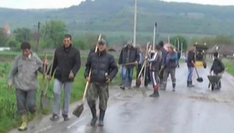 Se întâmplă în România! Locuitorii unui sat sibian riscă să fie amendaţi pentru că şi-au reparat drumurile